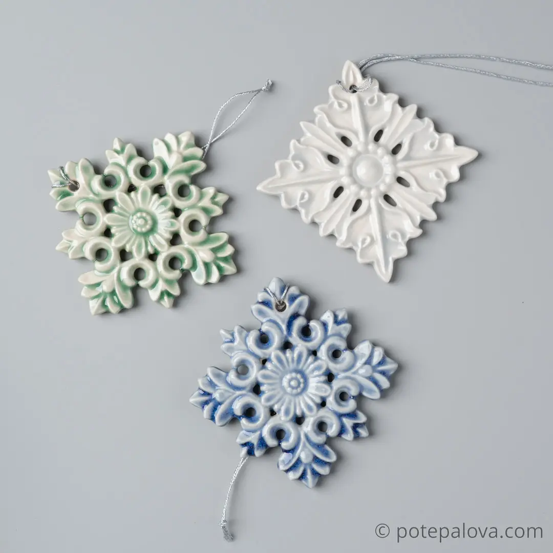 картинка Набор керамических снежинок в белой коробке 2 - DishWishes.Ru