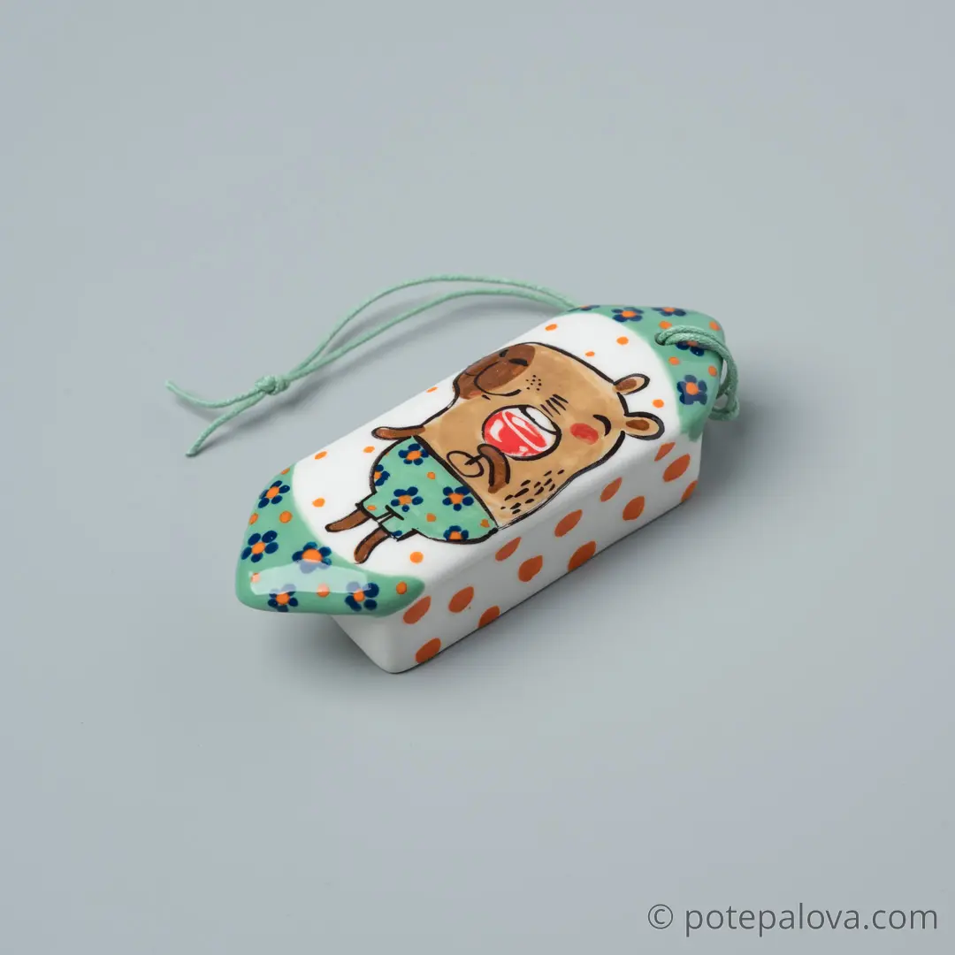 картинка Елочная игрушка в форме конфеты "Капибара с винишком" - DishWishes.Ru