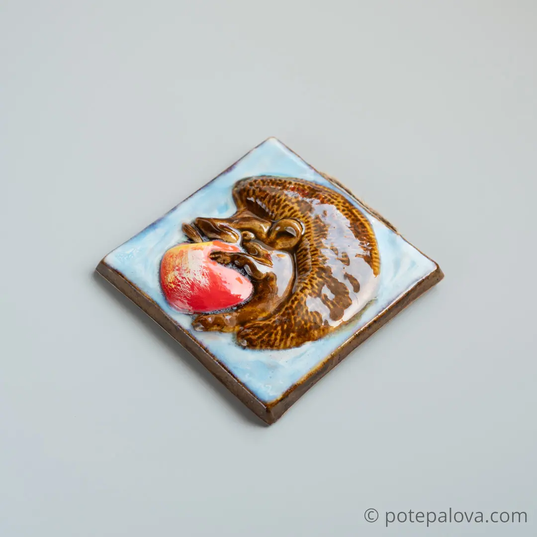 картинка Изразец ручной работы "Ежик с яблоком" 1 - DishWishes.Ru