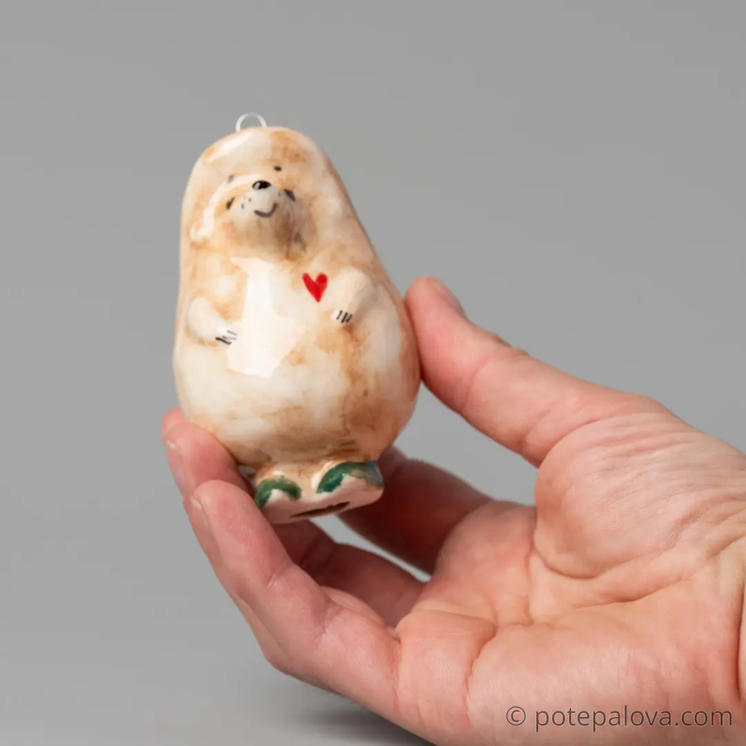 картинка Фарфоровая игрушка "Ёжик в зеленых ботиночках" - DishWishes.Ru