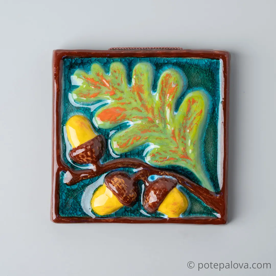 картинка Керамический изразец "Дубовая веточка" с росписью - DishWishes.Ru