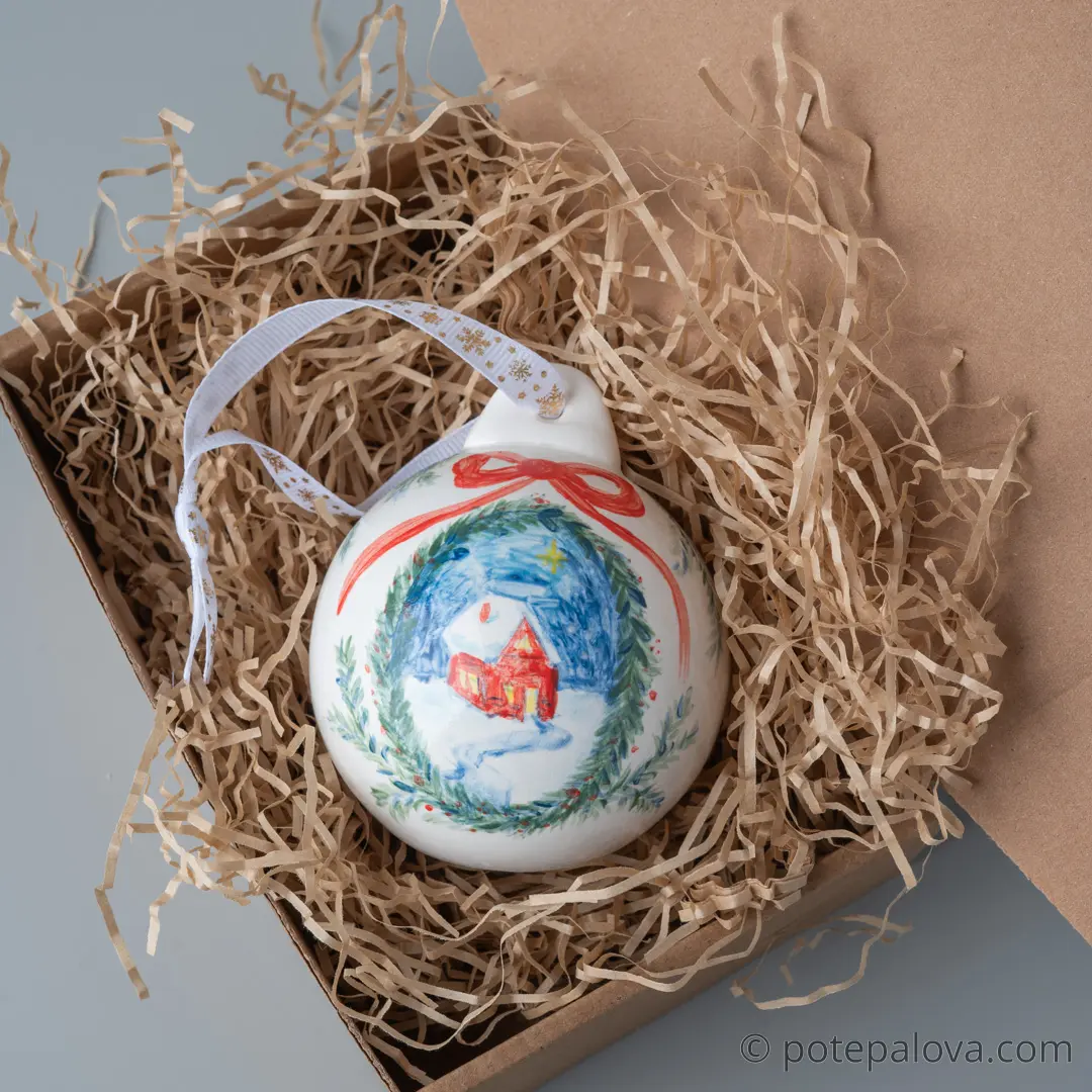 картинка Елочный шар с росписью "Домик в лесу" - DishWishes.Ru