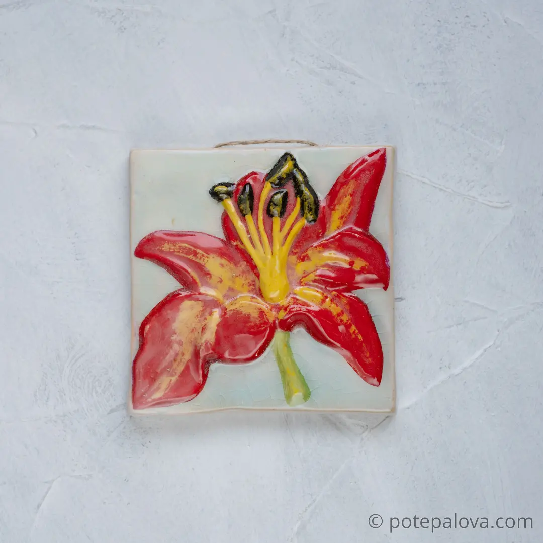 картинка Изразец ручной работы "Лилия красная" - DishWishes.Ru